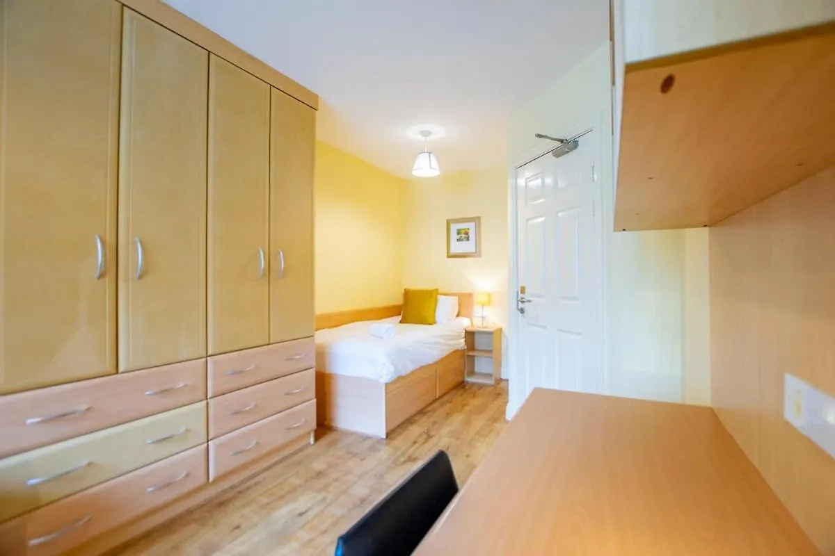 Superb 2 Bed Apartment, Sleeps 6 Galway Apartment