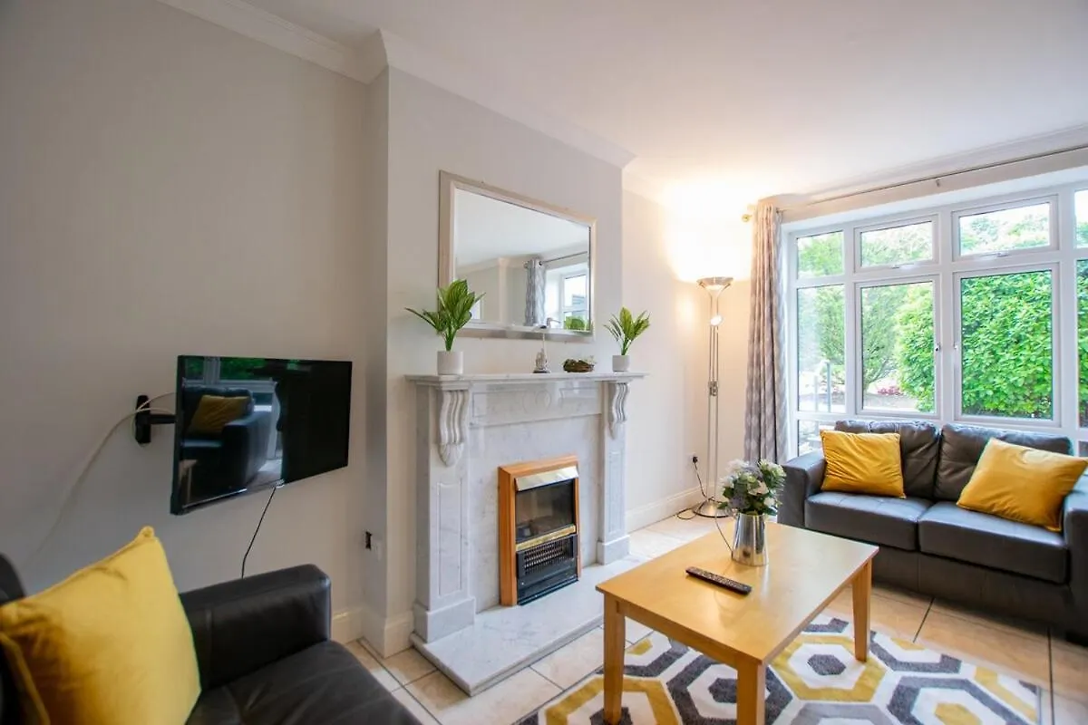 Superb 2 Bed Apartment, Sleeps 6 Galway Apartment