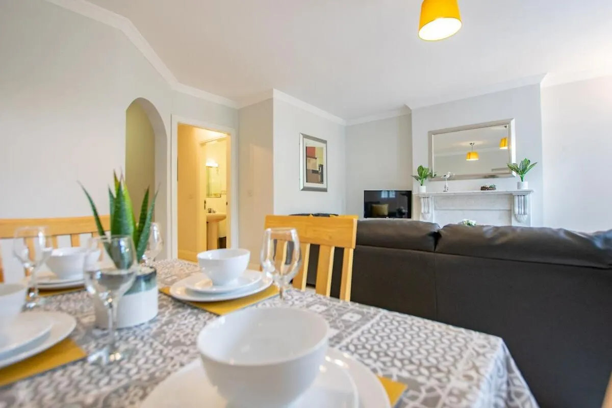 Superb 2 Bed Apartment, Sleeps 6 Galway