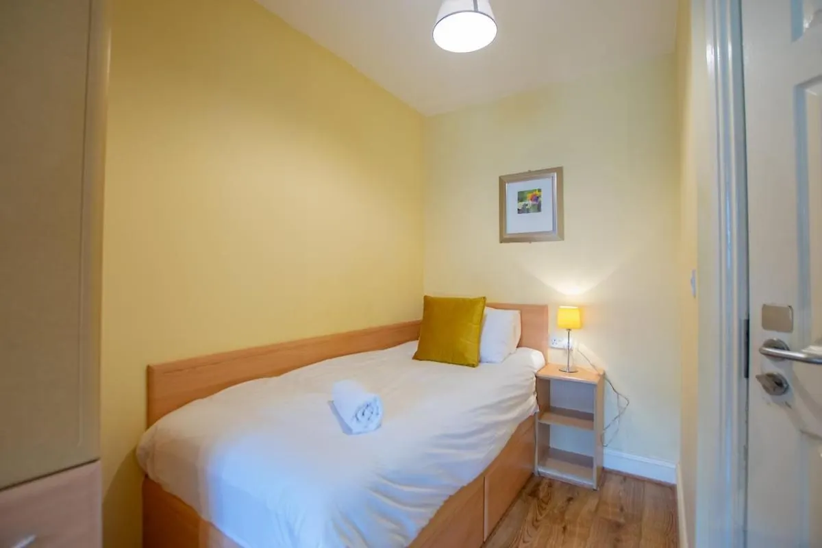 Superb 2 Bed Apartment, Sleeps 6 Galway 0*,  Ireland