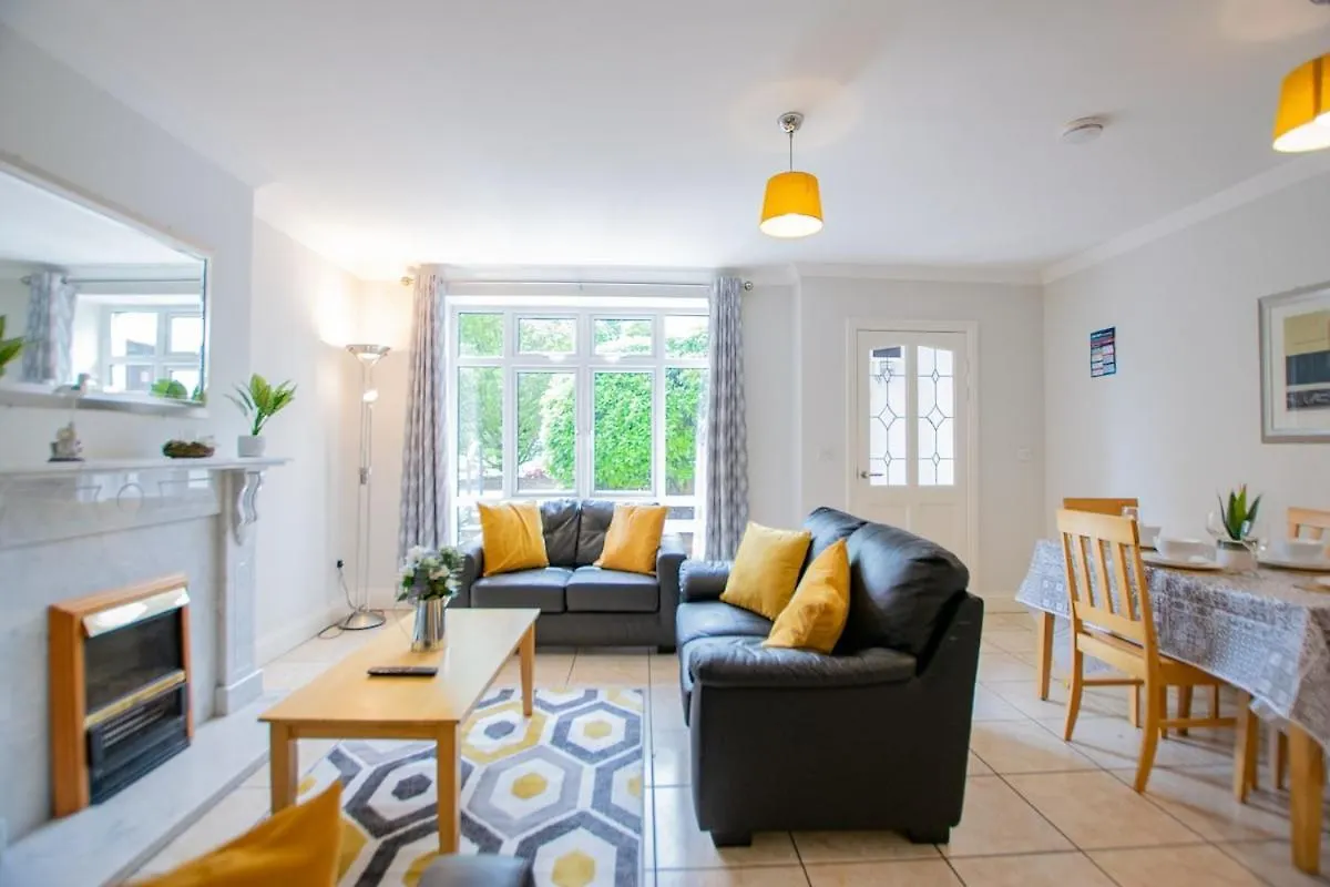 Superb 2 Bed Apartment, Sleeps 6 Galway