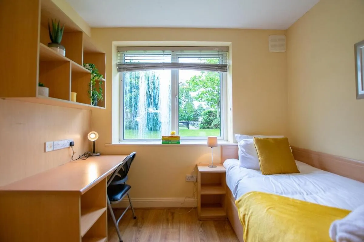 Superb 2 Bed Apartment, Sleeps 6 Galway 0*,  Ireland