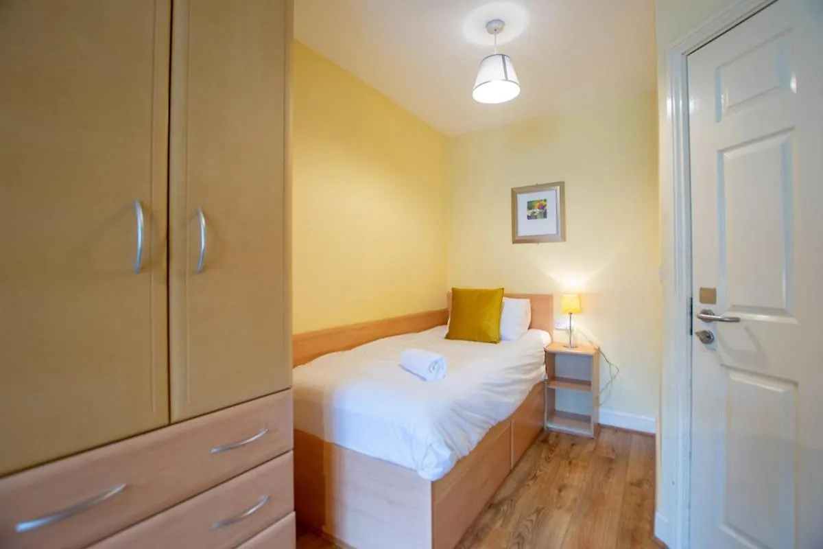 Superb 2 Bed Apartment, Sleeps 6 Galway Apartment